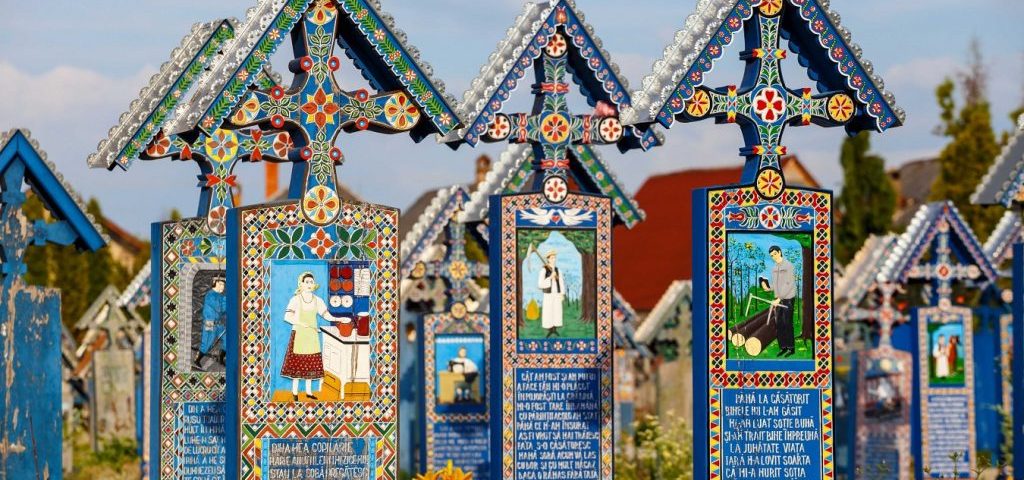 Cimitirul vesel din Săpânța: culoare și povești de viață
