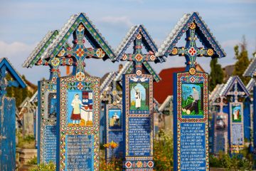 Cimitirul vesel din Săpânța: culoare și povești de viață