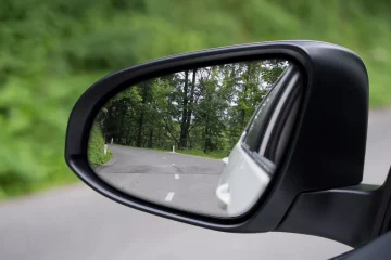 Cum să folosești corect oglinzile retrovizoare pentru o vizibilitate sporită?
